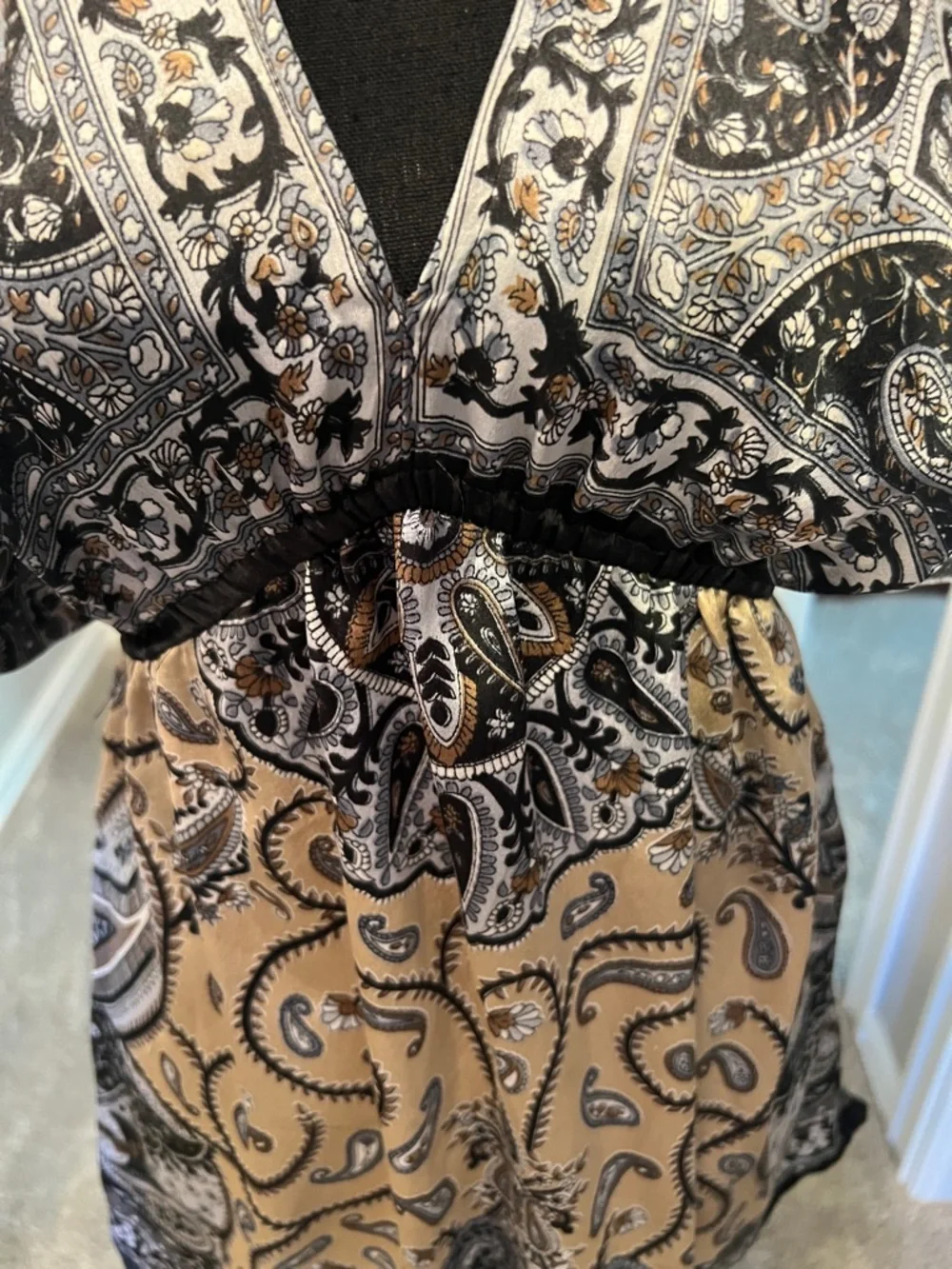 Rue21 Black and Tan Paisley V-Neck Tunic Top - Picture 3 of 6